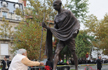 Modi pays floral tribute to Mahatma Gandhi in Washington